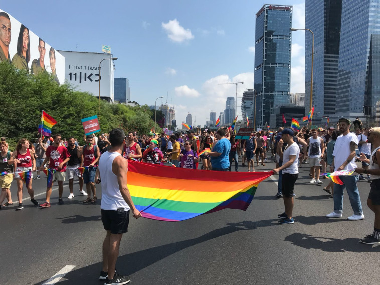 צועדים על אילון. צילום: אבשלום ששוני