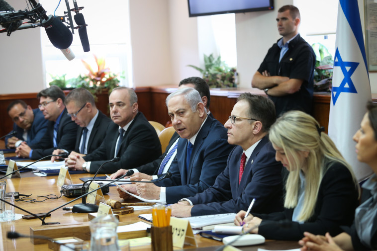 נתניהו בישיבת ממשלה. צילום: אלכס קולומויסקי, פלאש 90 