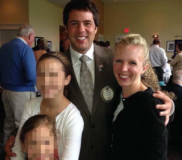 איים ליצור קשר עם בית הספר שלה אם לא תשכב איתו. לאנדרי ומשפחתו