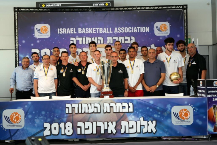 נבחרת ישראל ואריק פינטו משמאל