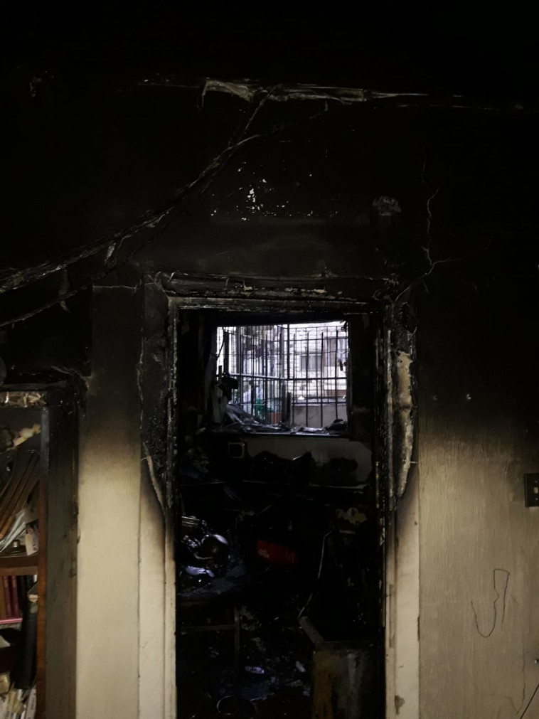 שריפה בבניין במאה שערים. צילום: דוברות כבאות והצלה