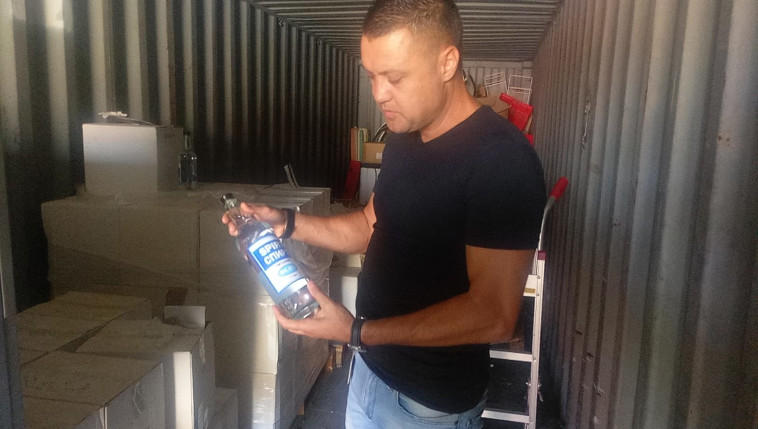 אחד מבקבוקי האלכוהול שנתפסו במחסן. גרמו לעיוורון ואף למקרי מוות 