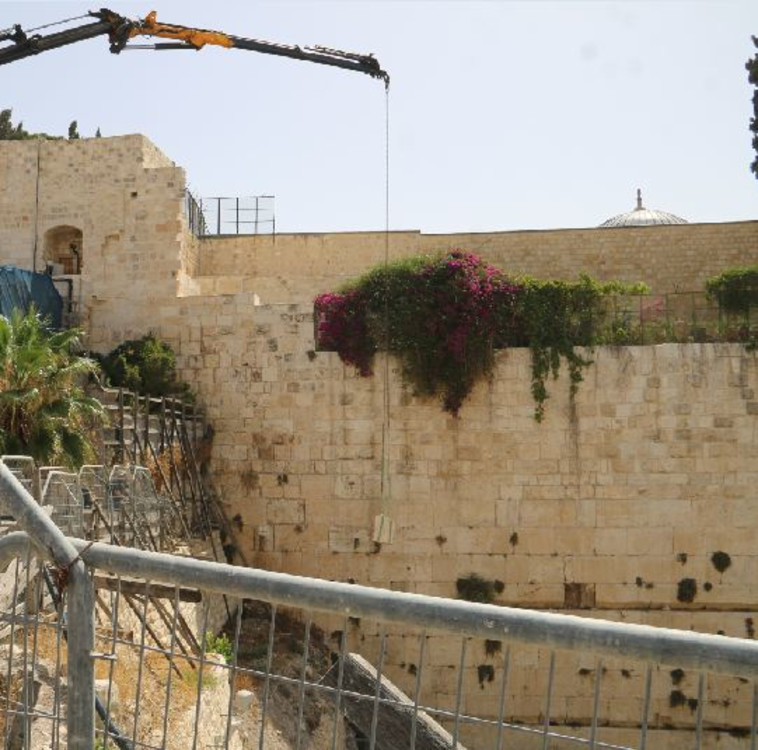 האבן שנפלה מהכותל. צילום: ללא