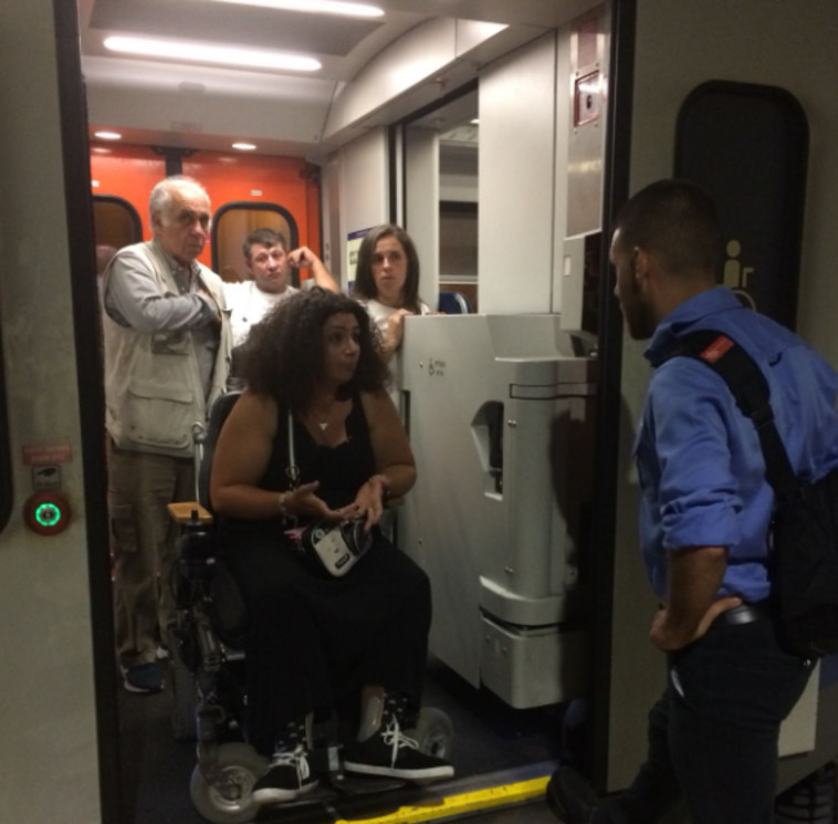 המתינה זמן רב לשווא. אזיזוב על הרכבת. צילום: ליאת שניידר 