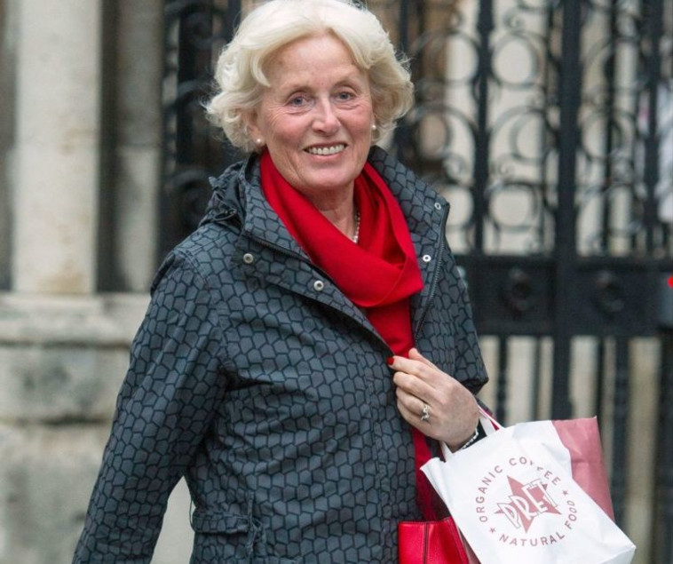 מרגישה לא אהובה ובודדה בנישואיה. טיני אוונס, צילום מסך