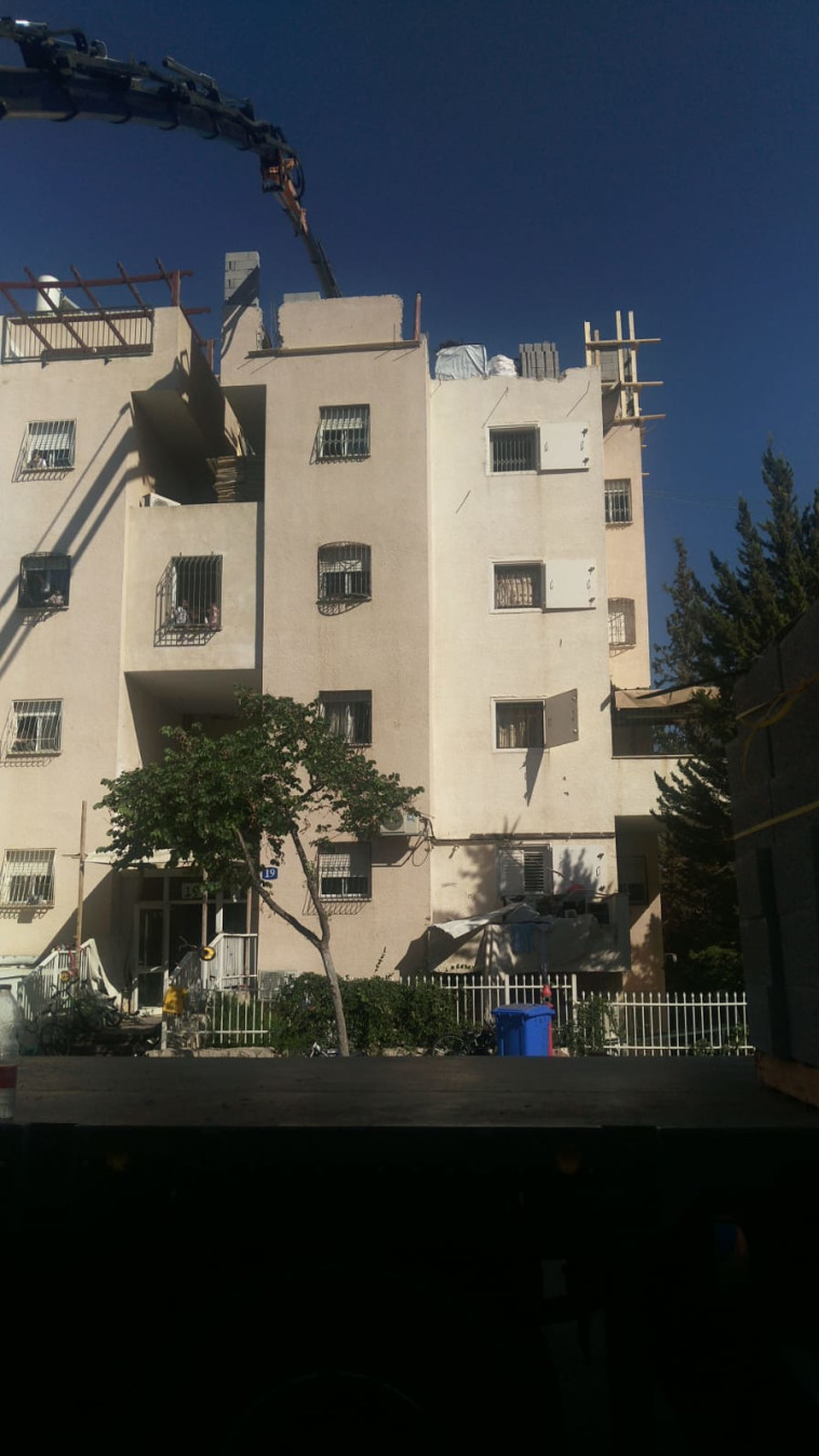 הבניין שנפגע ממנוף במודיעין עלית. צילום: דוברות המשטרה הבניין שנפגע ממנוף במודיעין עלית. צילום: דוברות המשטרה