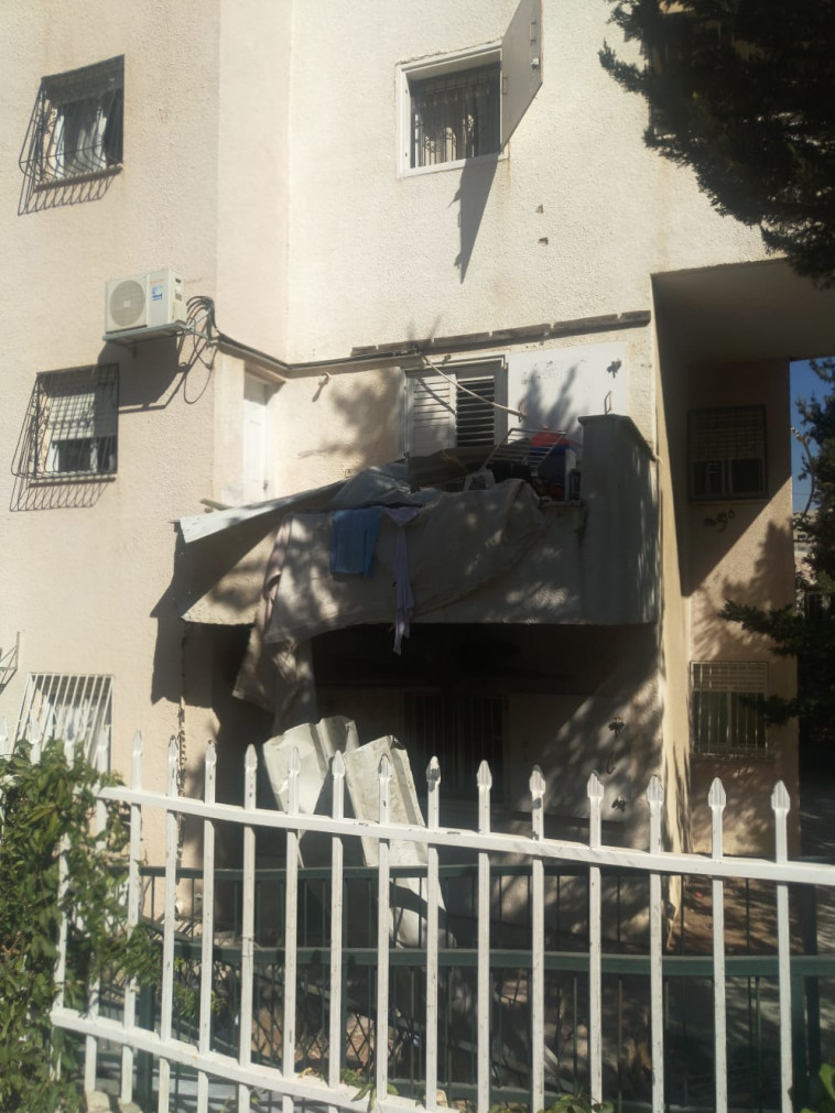 הבניין שנפגע ממנוף במודיעין עילית. צילום: דוברות המשטרה