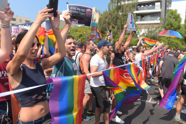 מחאת הפונדקאות של קהילת הלהט"ב. אין הדעת סובלת סחר ברחם למטרת מימוש "הזכות" להורות. צילום: אבשלום ששוני