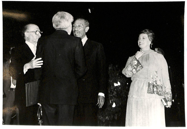 אבנרי וסאדאת. צילום: ארכיון אורי אבנרי, הספריה הלאומית