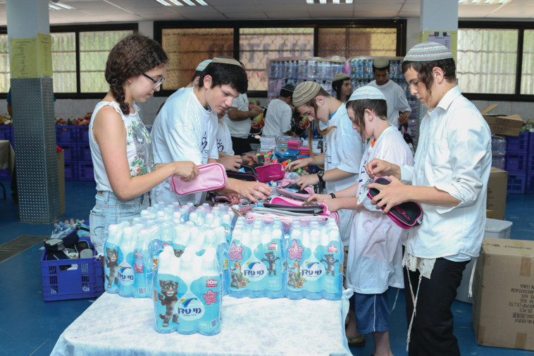 מתנדבי חסדי נעמי אורזים חבילות סיוע. צילום באדיבות הארגון
