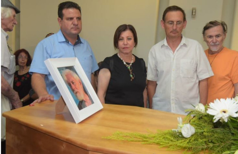 נביל שעת ואיימן עודה חולקים כבוד אחרון לאורי אבנרי. צילום: אבשלום ששוני נביל שעת ואיימן עודה חולקים כבוד אחרון לאורי אבנרי. צילום: אבשלום ששוני