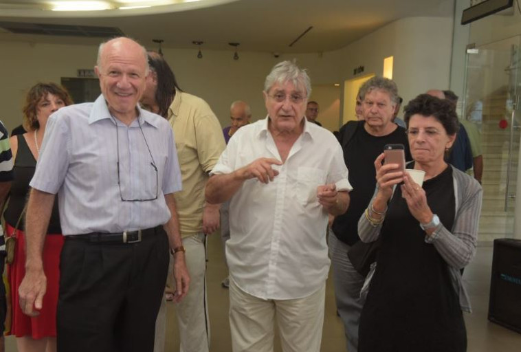 נחמיה שטרסלר ואלכס אנסקי נפרדים מאורי אבנרי. צילום: אבשלום ששוני נחמיה שטרסלר ואלכס אנסקי נפרדים מאורי אבנרי. צילום: אבשלום ששוני