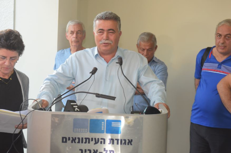 עמיר פרץ בטקס הפרידה מאורי אבנרי. צילום: אבשלום ששוני עמיר פרץ בטקס הפרידה מאורי אבנרי. צילום: אבשלום ששוני