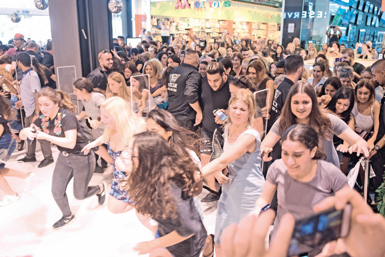  קונים מסתערים בקניון איילון צילום אבשלום ששוני 