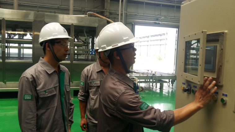 עובדים במפעל באוהיאן. צילום: משה כהן