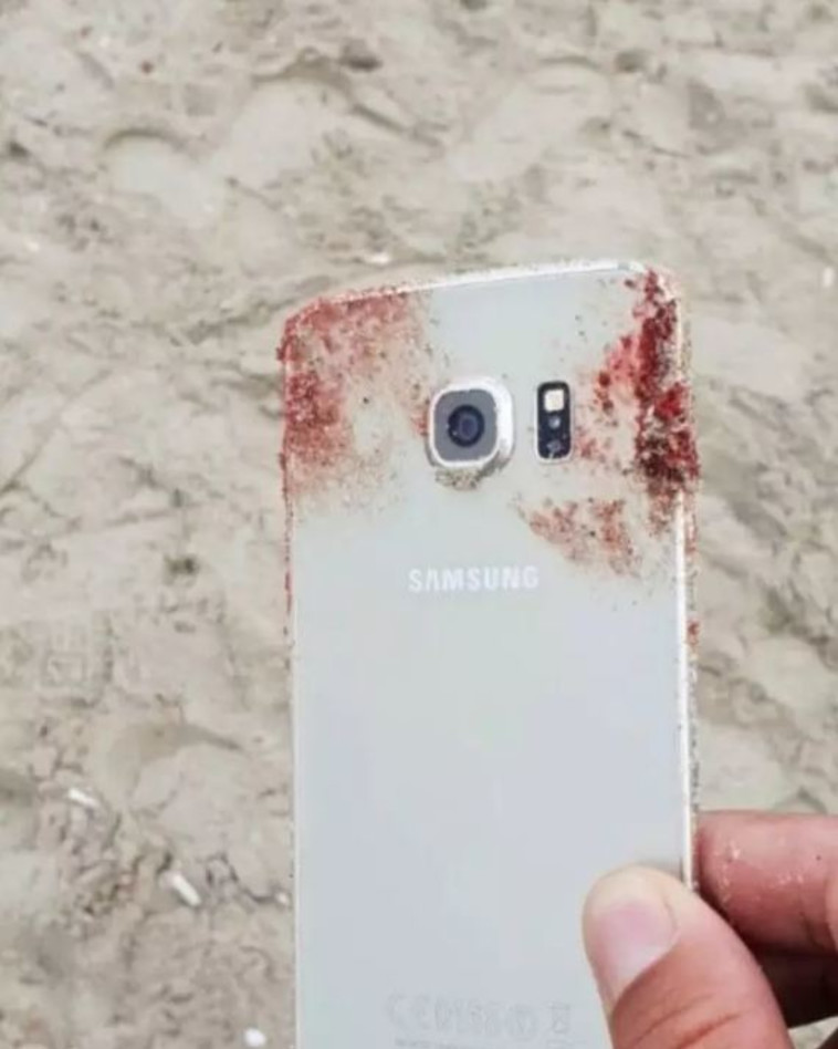 הטלפון של אחד המותקפים מוכתם בדם. 