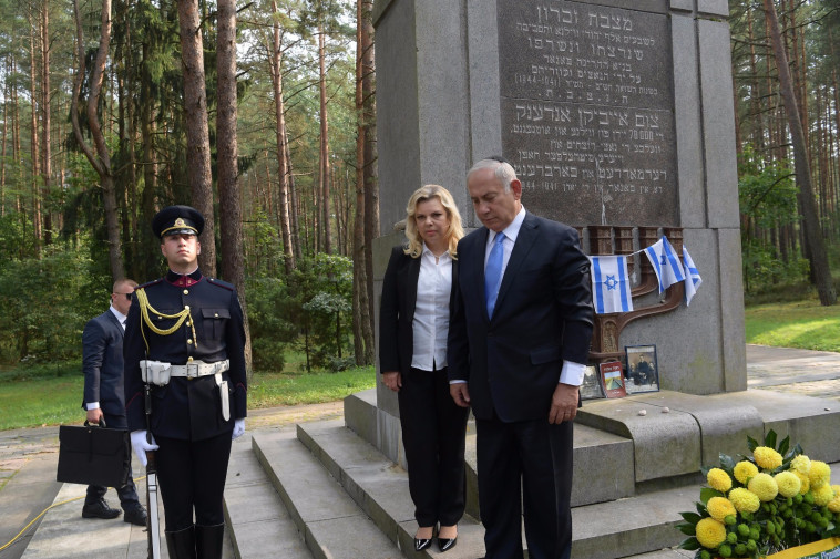 בנימין נתניהו ורעייתו בטקס אזכרה באנדרטת הזיכרון פונאר. ביקורת נוקבת בישראל. צילום: עמוס בן גרשום, לע&quot;מ