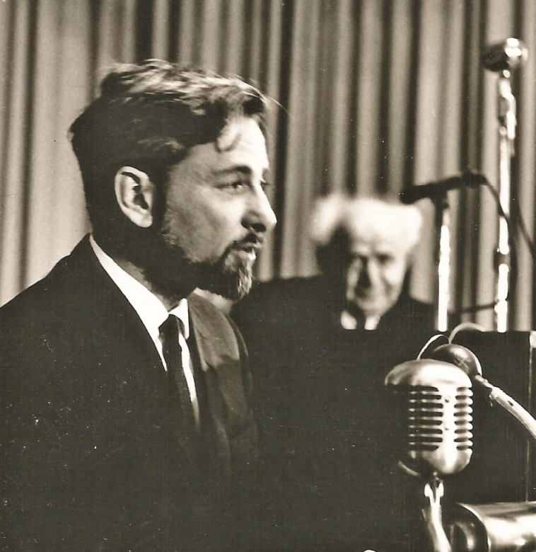 התמונה האהובה עליו. אבנרי נואם בכנסת, היריב הגדול בן גוריון מקשיב