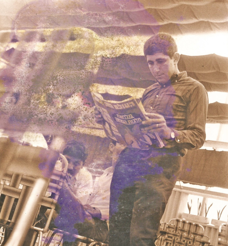 איש העסקים יוסי ריגר עם גיליון טרי מהדפוס