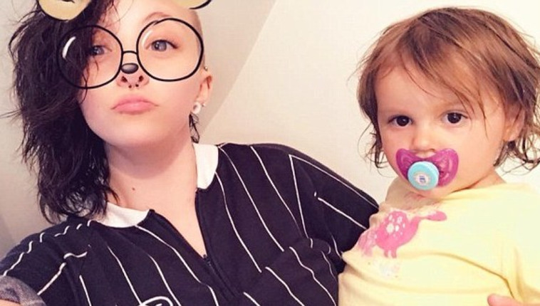 התרגשה מאוד כשהבינה שיהיה לה אחיין. קלואי ואחד האחיינים שלה