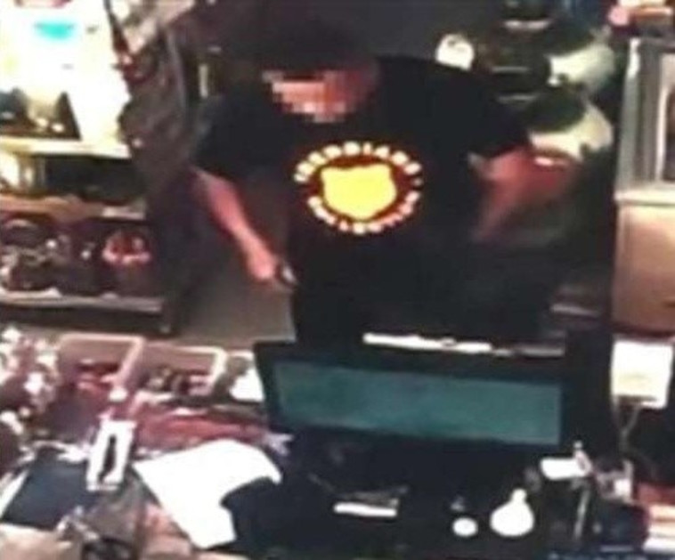 חתך את עצמו כדי שהשוד יראה אמיתי. טאנג קונה סכין בסופר