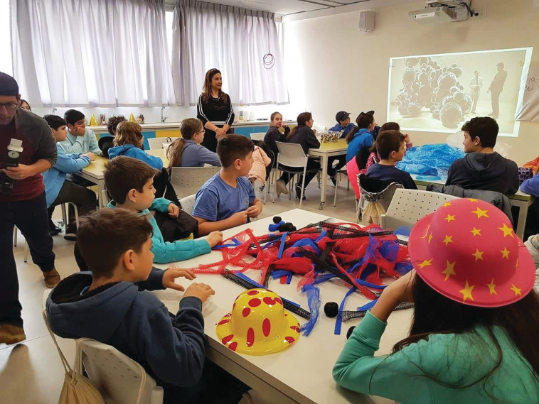 שיעור במרחב האמנות ב&quot;איפכא&quot;. צילום: נעם פיינר