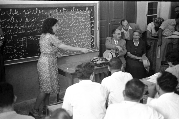  &quot;אי אפשר להתייחס להכשרת המורים במנותק מהקשרי הזמן ורוח התקופה&quot;. קורס הכשרת מורים בנצרת, 1949. צילום: לע&quot;מ