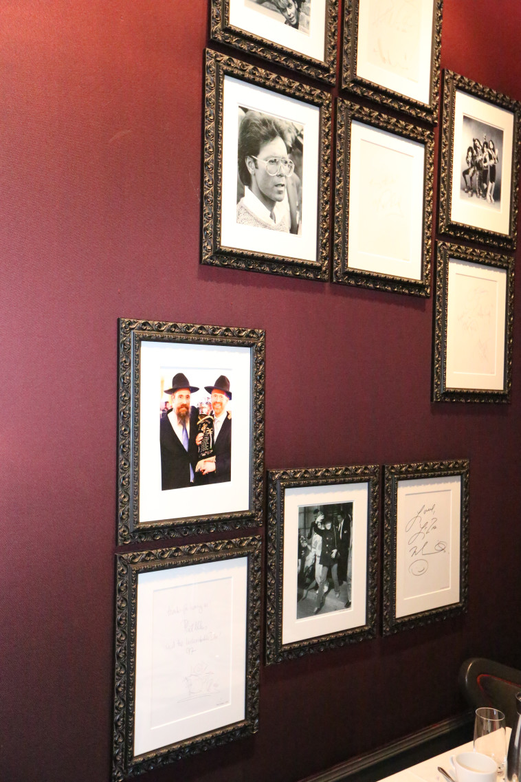 תמונת הרב תלויה על הקיר. צילום: Joseph Pessar 