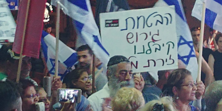 אריאל זילבר בהפגנה בדרום תל אביב. צילום: עוטף תחנה מרכזית