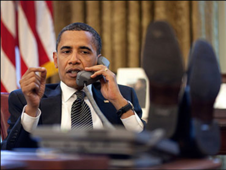 מערכת יחסים סבוכה ומתוחה. ברק אובמה משוחח עם נתניהו כשרגליו על השולחן, צילום: פיטר סאוזה, הבית הלבן