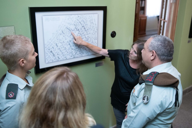 הרמטכ"ל איזנקוט בבית ראש הממשלה בתל אביב. צילום: דןבר צה"ל הרמטכ"ל איזנקוט בבית ראש הממשלה בתל אביב. צילום: דןבר צה"ל