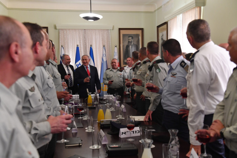 בנימין נתניהו, אביגדור ליברמן וגדי אינזקוט עם פורום מטכ"ל. צילום: קובי גדעון, לע"מ בנימין נתניהו, אביגדור ליברמן וגדי אינזקוט עם פורום מטכ"ל. צילום: קובי גדעון, לע"מ