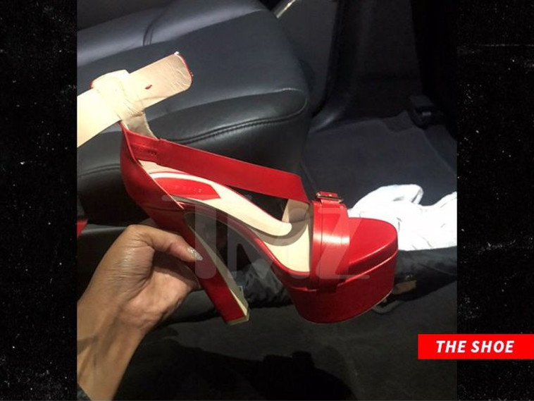 הנעל שזרקה קארדי על מינאז'. צילום: מסך מאתר TMZ