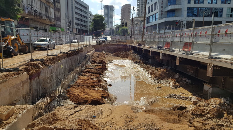 הצפה בפיר הרכבת הקלה בגוש דן הצפה בפיר הרכבת הקלה בגוש דן