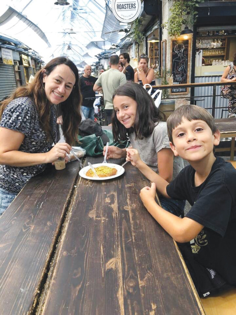 עיינה חביב עם ילדיה בתל אביב. &quot;חשוב לי שהם יכירו את ישראל&quot;