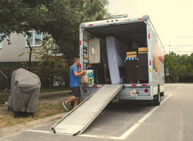 נמלטים מההוריקן. צילום: AFP