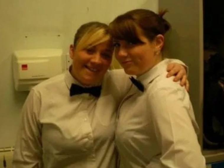 מסיבות מין וגופות. מאריה סמית', מימין