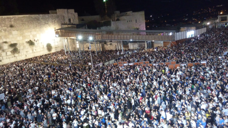 מתפללים בכותל המערבי, הלילה. צילום: ראובן סגרון/TPS