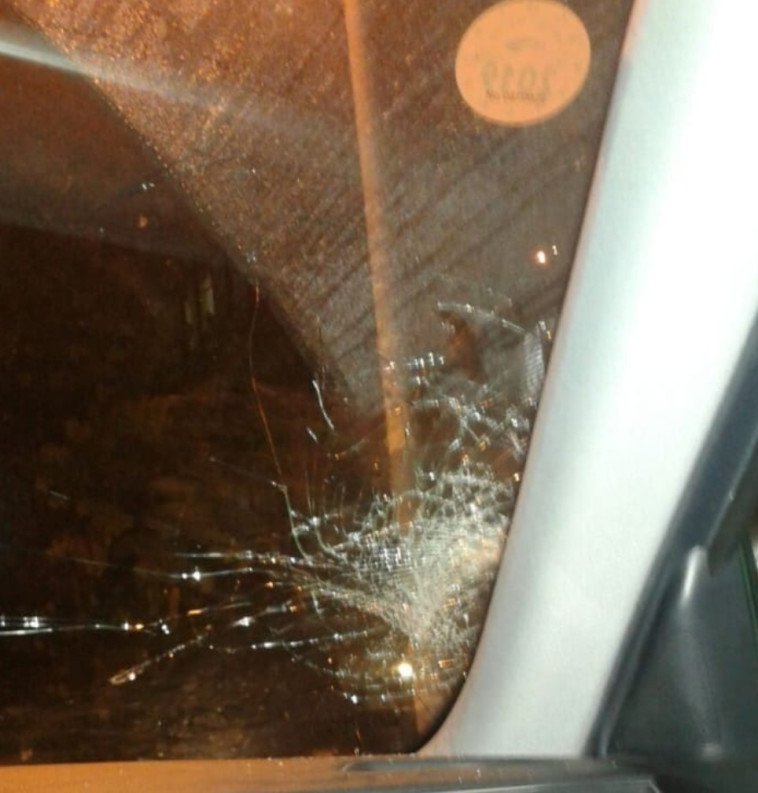 שמשתו של ח&quot;כ גפני לאחר שהותקף, צילום: ישראל כהן, קול ברמה