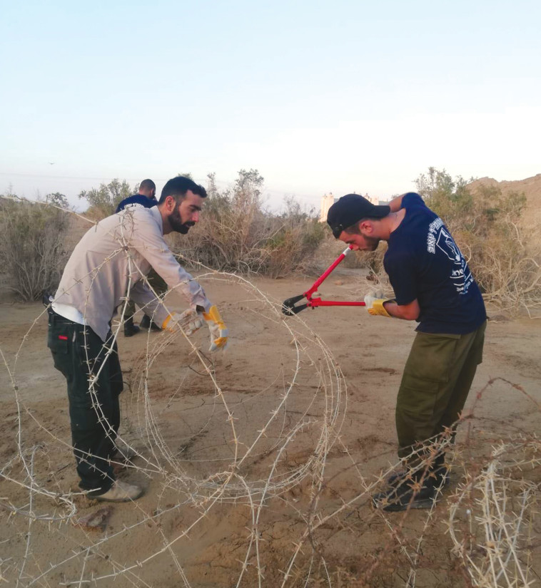 חיילים ופעילים. "לסייע להתרבות היעלים". צילום: דו"צ חיילים ופעילים. "לסייע להתרבות היעלים". צילום: דו"צ