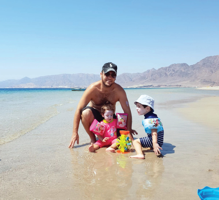 &quot;לא הייתה לנו דילמה אם לנסוע&quot;. לירון בן מנחם וילדיו בנואיבה. צילום פרטי