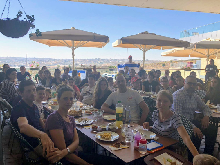 משפחת פולד במרכז המסחרי בצומת גוש עציון, צילום: באדיבות המשפחה