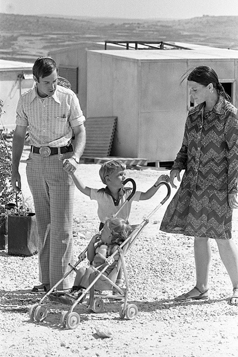 &quot;חיפשנו משפחות, רווקים, רווקות. כאלה שנזרוק אותם על הר קירח, שאין בו חשמל, מים וטלפונים&quot;. דיירים חדשים באלון מורה. צילום:  שמואל רחמני  