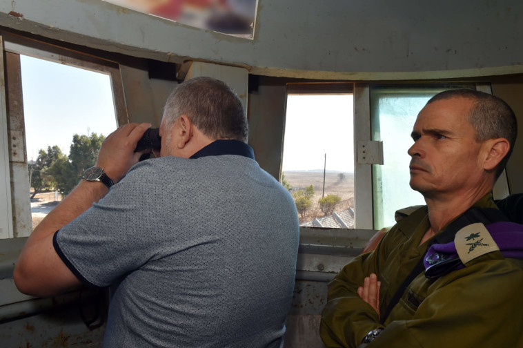 ליברמן בסיור בגבול הצפון. צילום: דובר צה&quot;ל