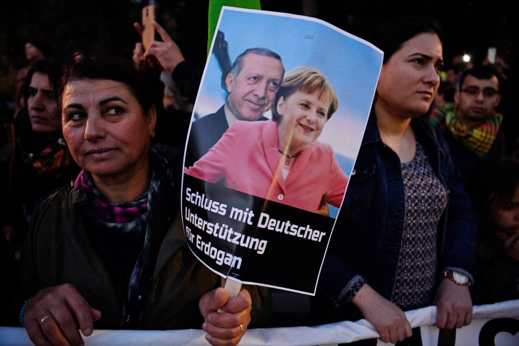 מפגינות נגד ביקור ארדואן בגרמניה. צילום: AFP