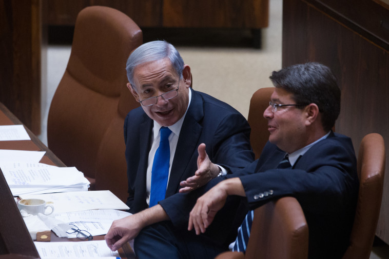 אקוניס ונתניהו. צילום: מרים אלסטר, פלאש 90  