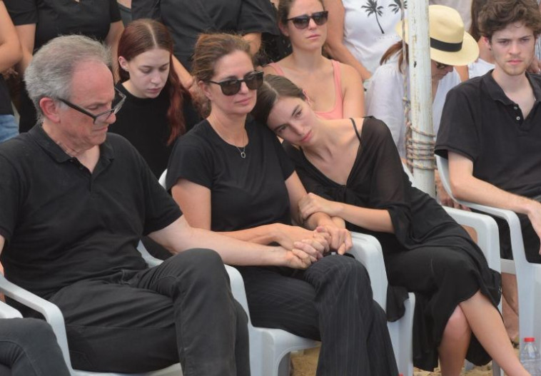 בני משפחתו של ארי נשר ז&quot;ל בהלווייתו. צילום: אבשלום ששוני