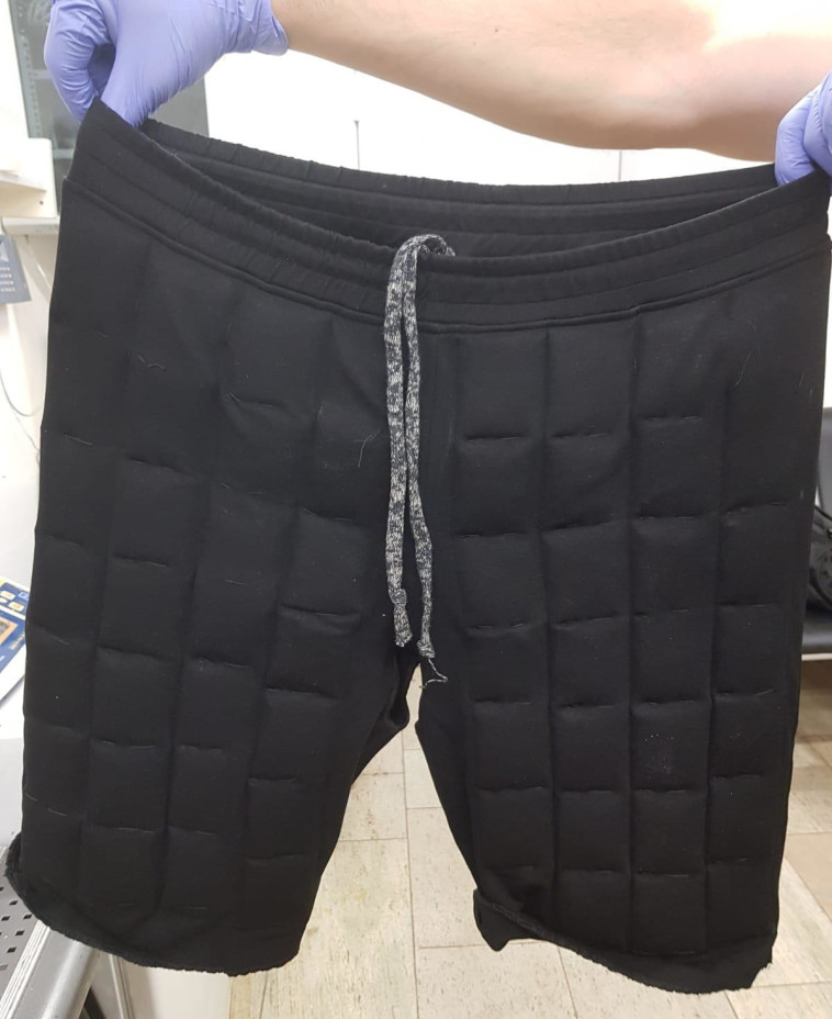 הבגדים שבהם הוסתרו הסמים. צילום: דוברות המשטרה