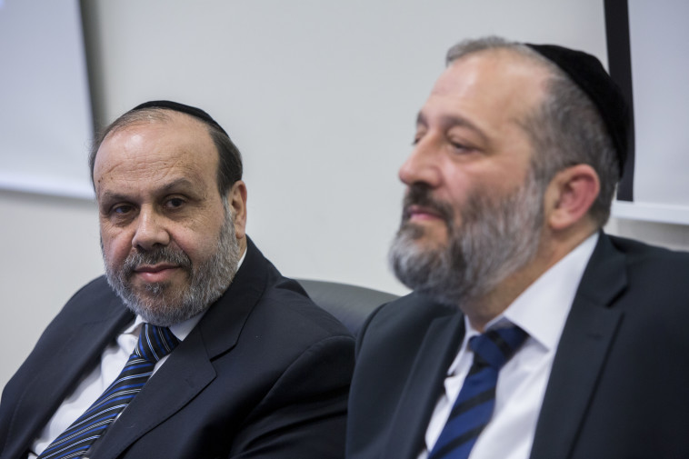 דוד אזולאי ביחד עם שר הפנים אריה דרעי. צילום: יונתן זינדל, פלאש 90