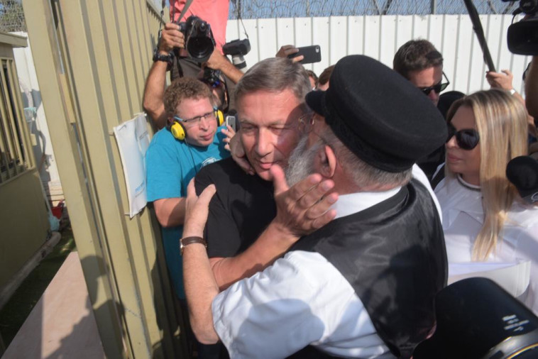 דנקנר זוכה לחיבוקים לפני הכניסה לכלא. צילום: אבשלום ששוני